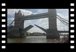 Tower Bridge öffnet sich
